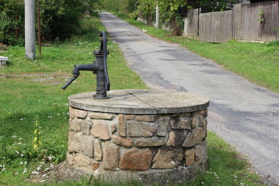 Rojetín - studna v obci